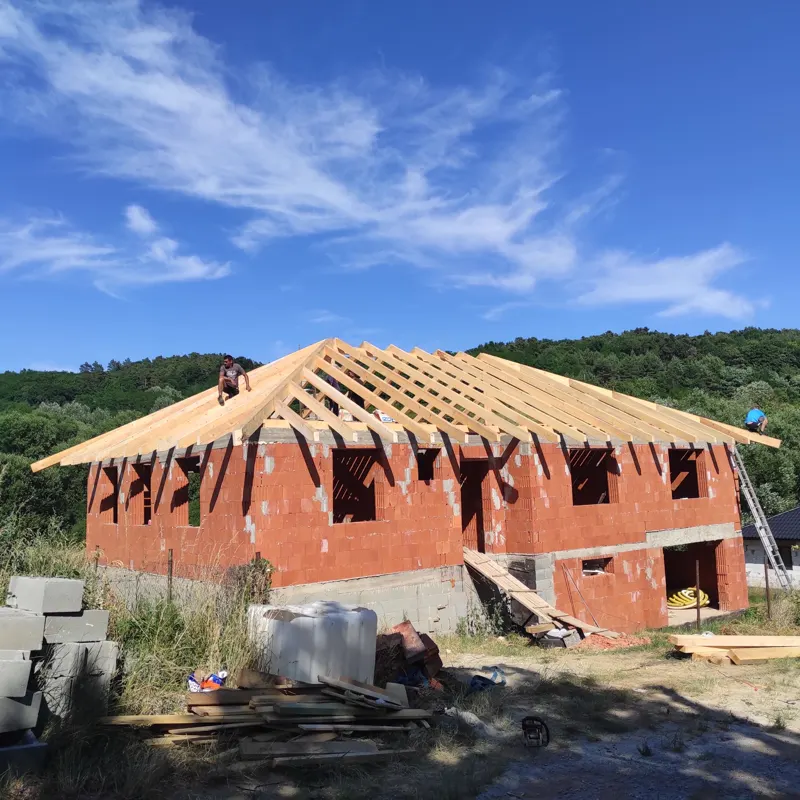 Nový drevený krov na murovanom rodinnom dome