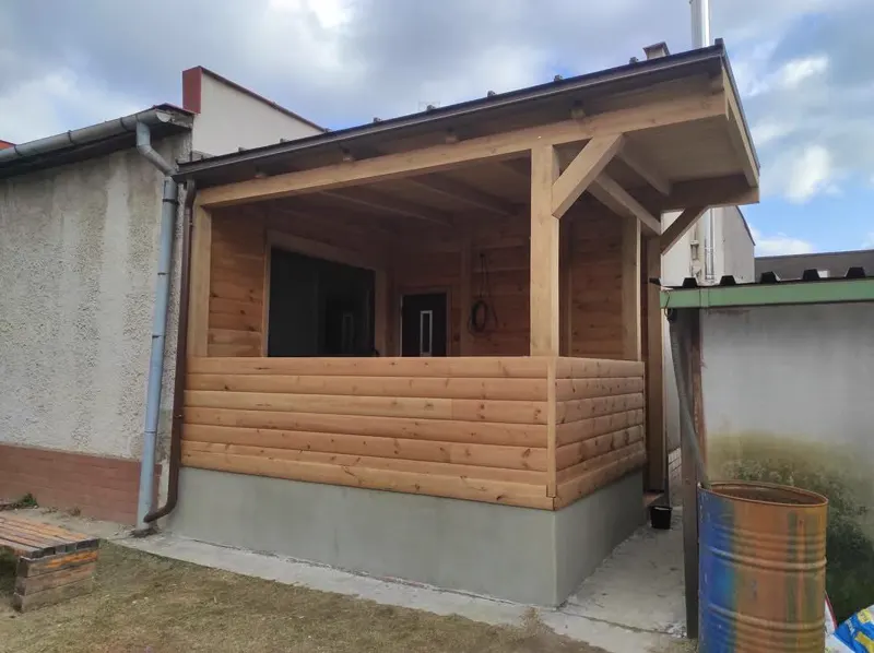 Zastrešená drevená terasa pri dome